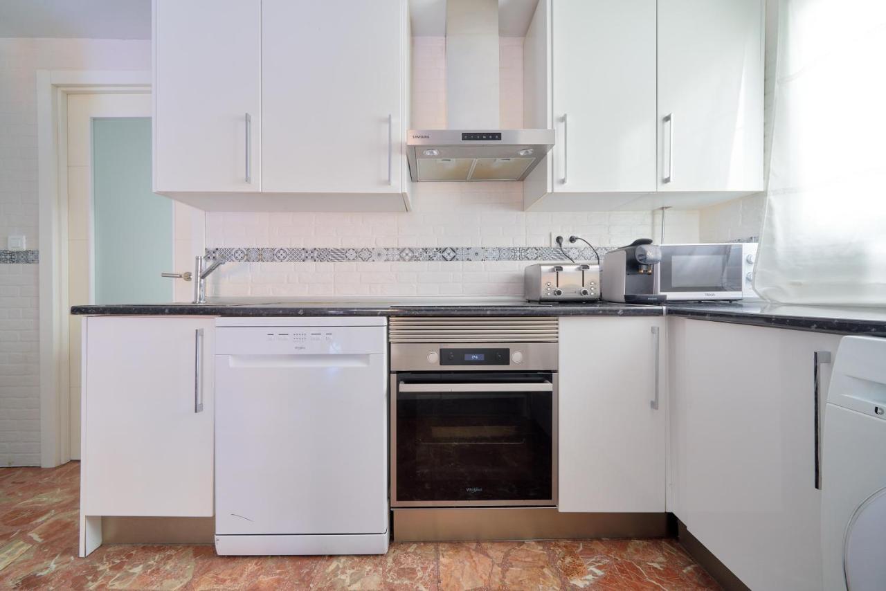 Sun-Kissed Getaway Apartment Malaga Bagian luar foto