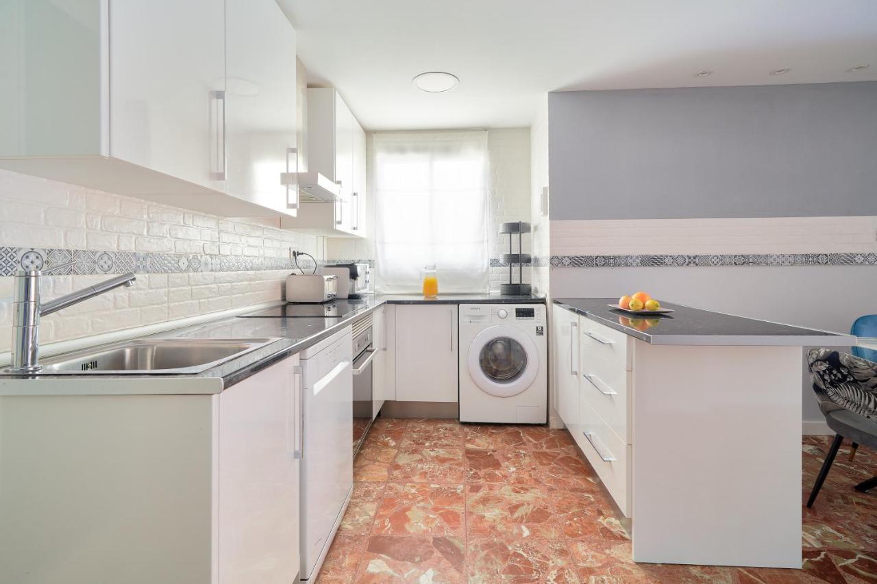 Sun-Kissed Getaway Apartment Malaga Bagian luar foto